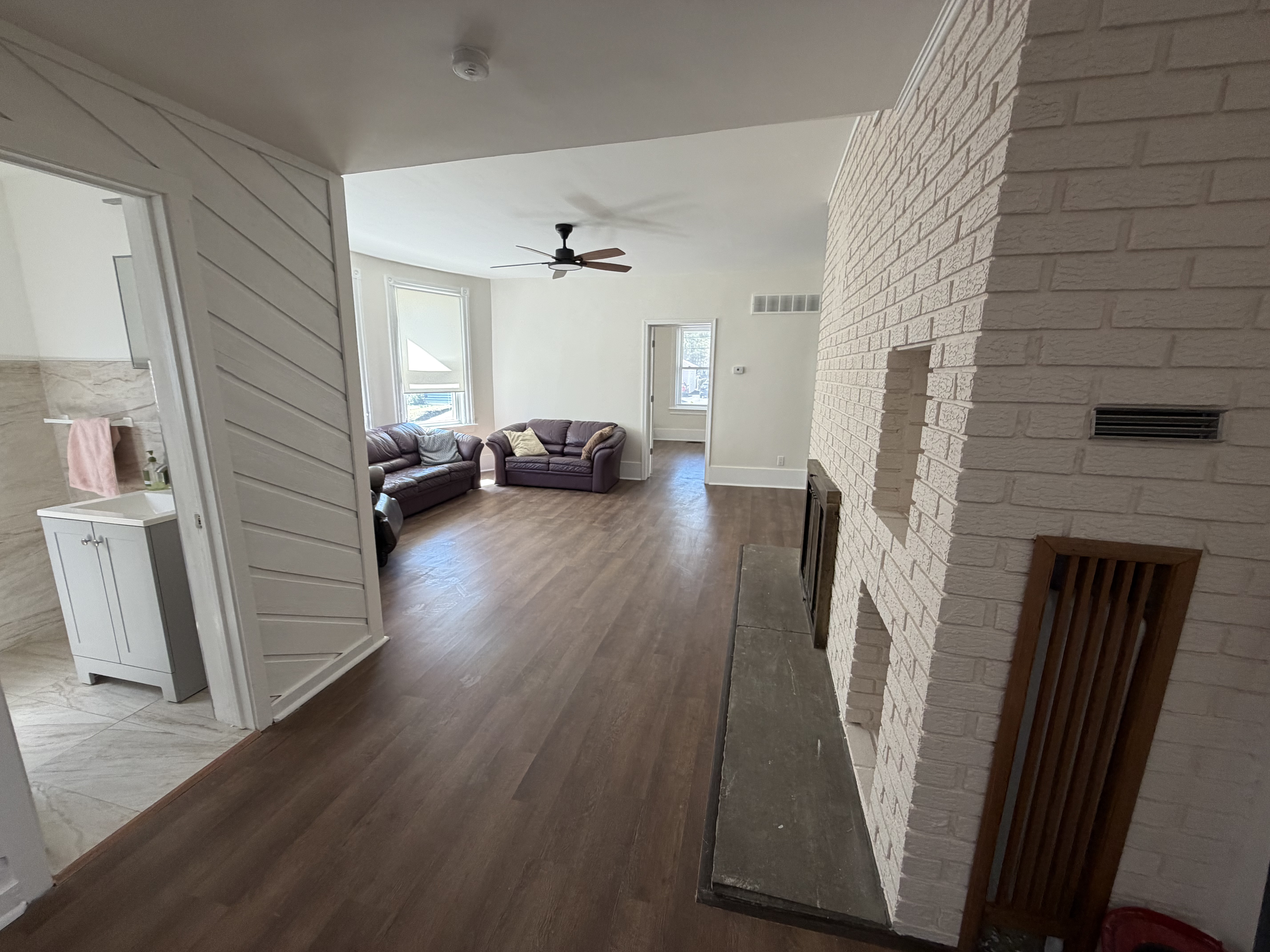 Здається простора 4 Bedroom, 3 Bathroom - Фотографія 3