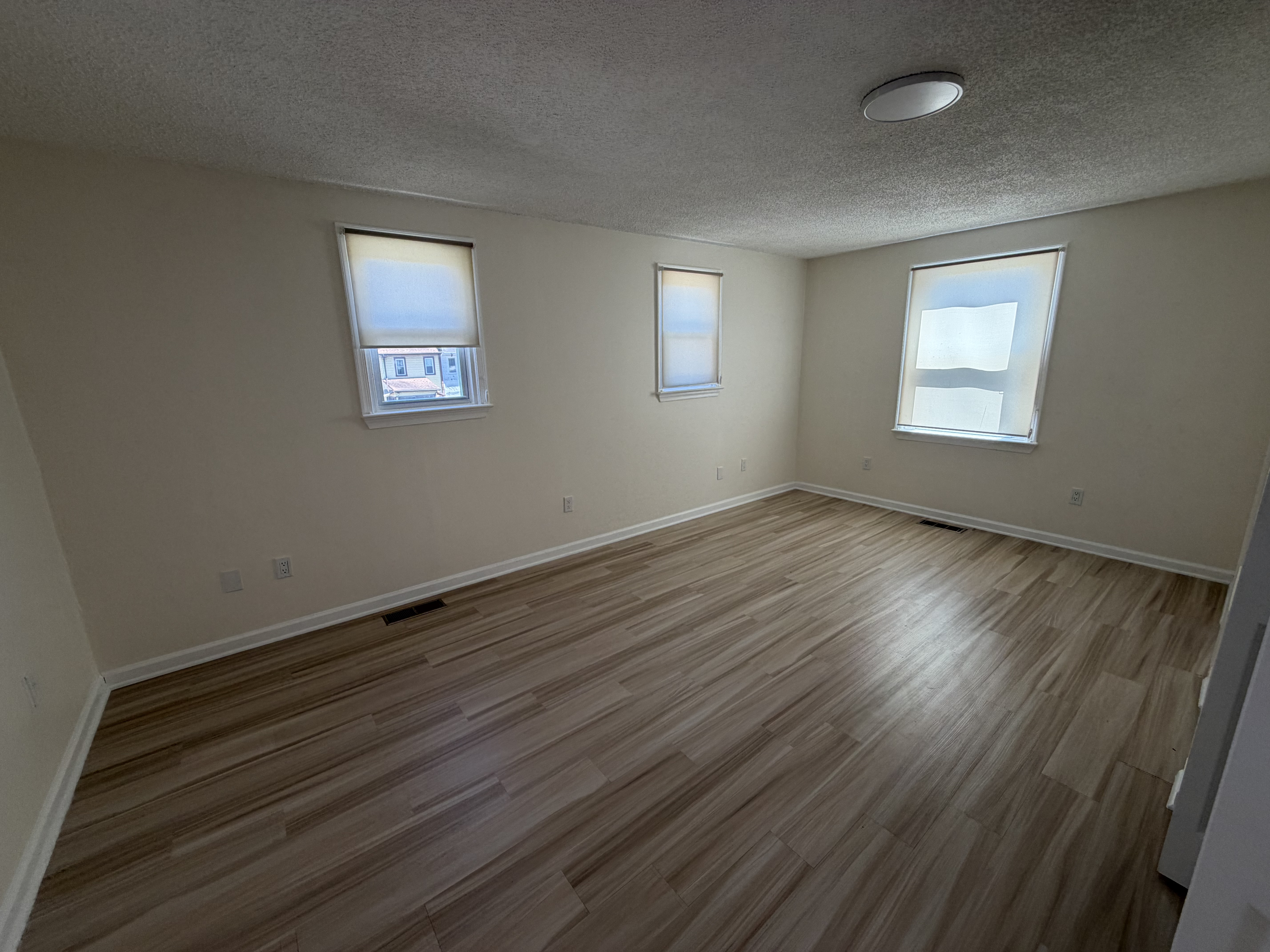 Здається простора 4 Bedroom, 3 Bathroom - Фотографія 10