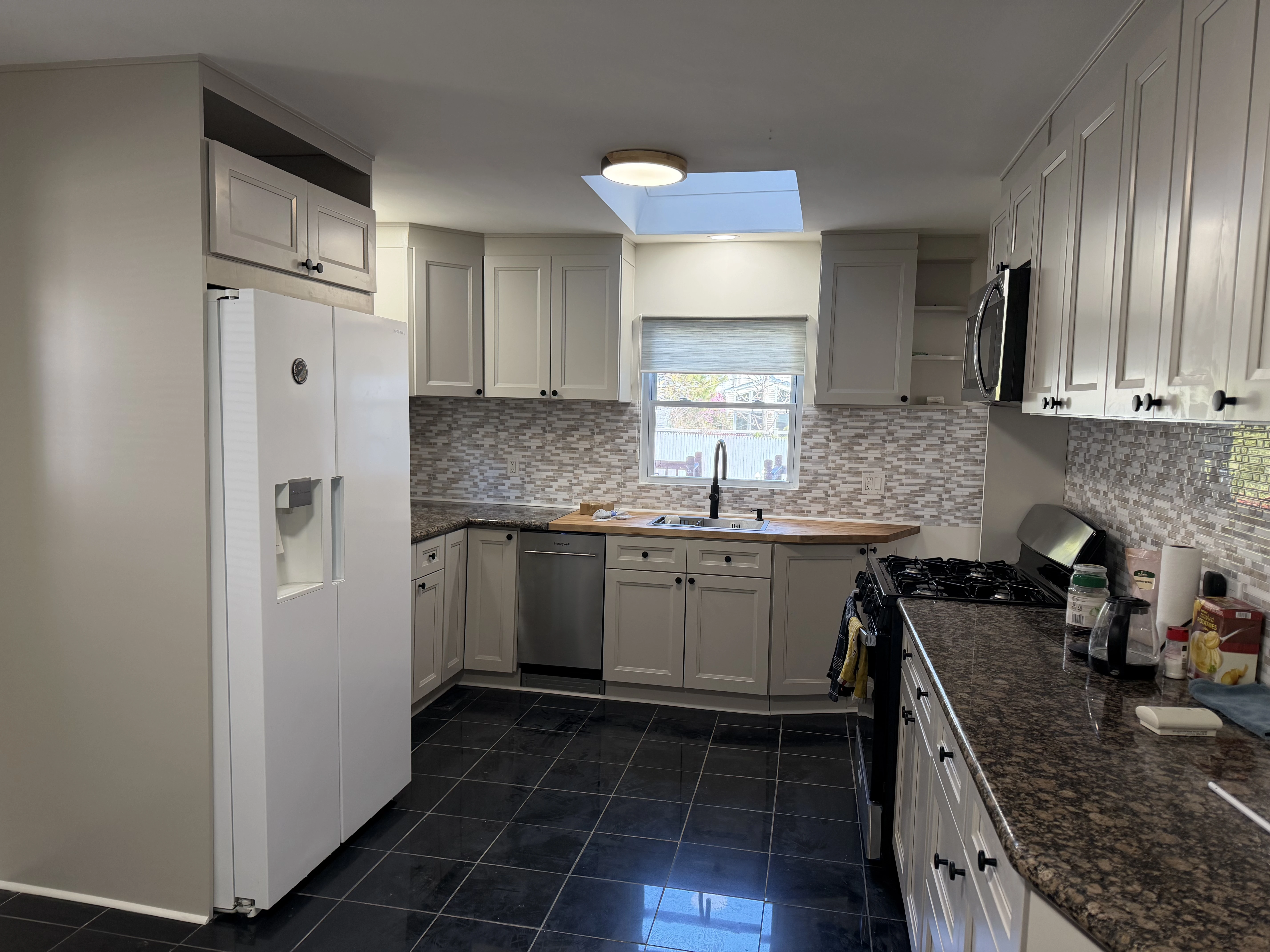 Здається простора 4 Bedroom, 3 Bathroom