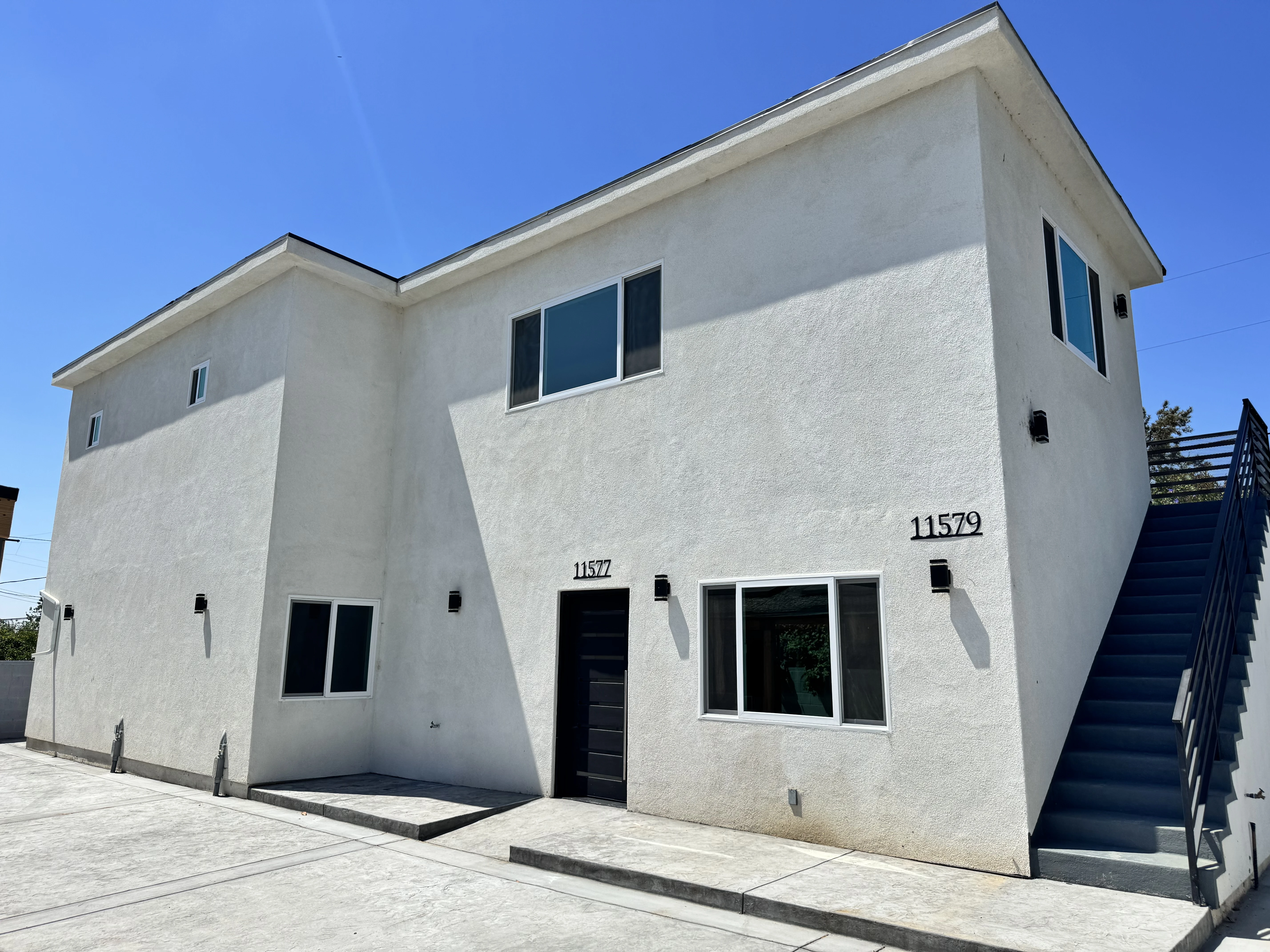Brand New Modern Upstairs Unit Featuring 2 Bedrooms and 2 Bathrooms - Lake View Terrace,CA