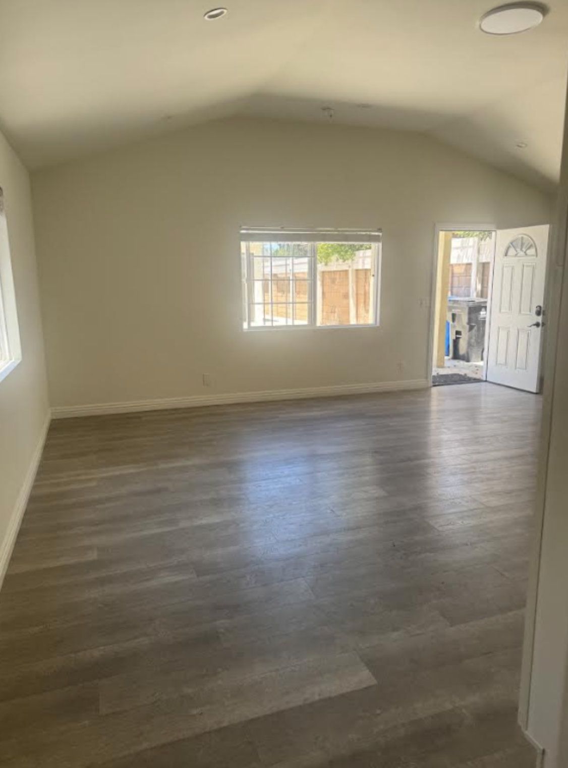 Move-In Ready 3bed, 2bath House for Rent - Van Nuys, CA - Фото 2