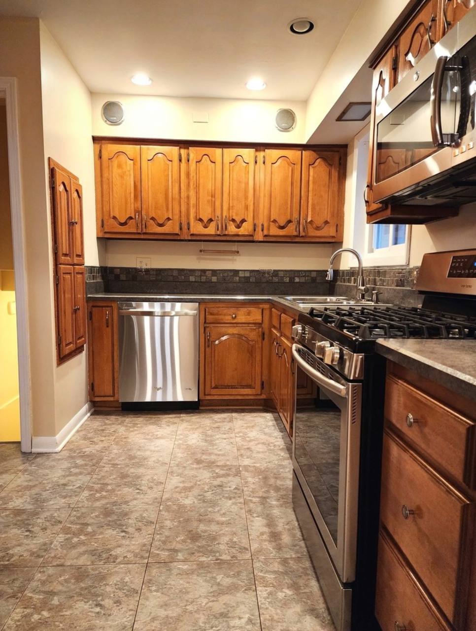3 Bedrooms, 2 Bathrooms for rent - Фото 2