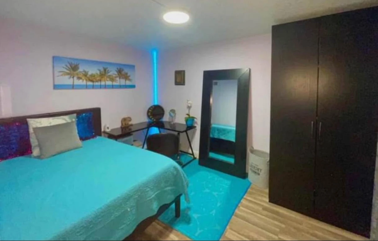 Комната с личной ванной в West Palm Beach