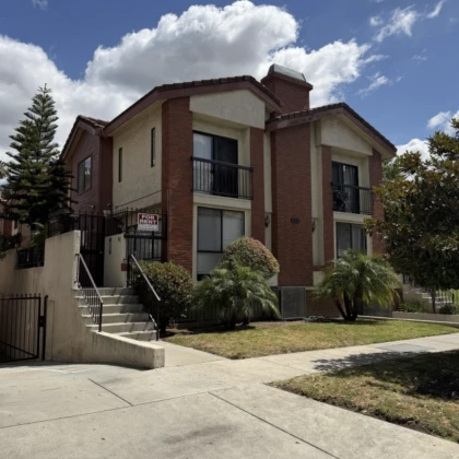 townhouse-style-apartment-for-rent-glendale-ca-photo