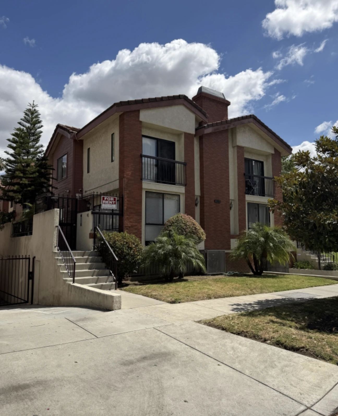 Townhouse-Style Apartment for Rent - Glendale, CA