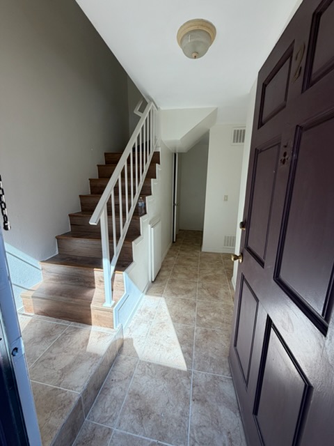 Townhouse-Style Apartment for Rent - Glendale, CA - Фото 2