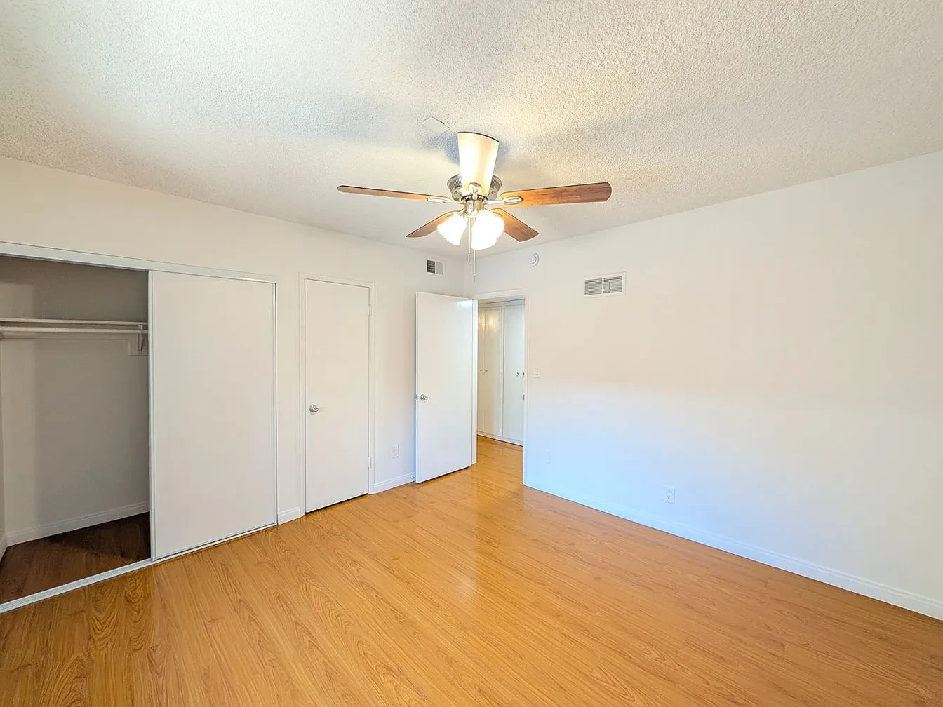 3BD, 2BA квартира ниже Ventura Blvd - Фото 12