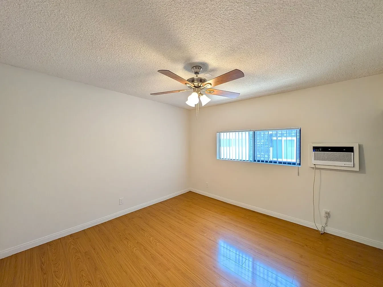 3BD, 2BA квартира ниже Ventura Blvd - Фото 10