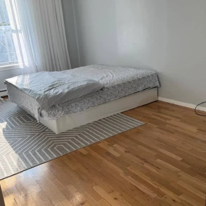sdaetsya-bolyshaya-master-bedroom-s-otdelynoy-vannoy-komnatoy-v-sheepshead-bay-photo