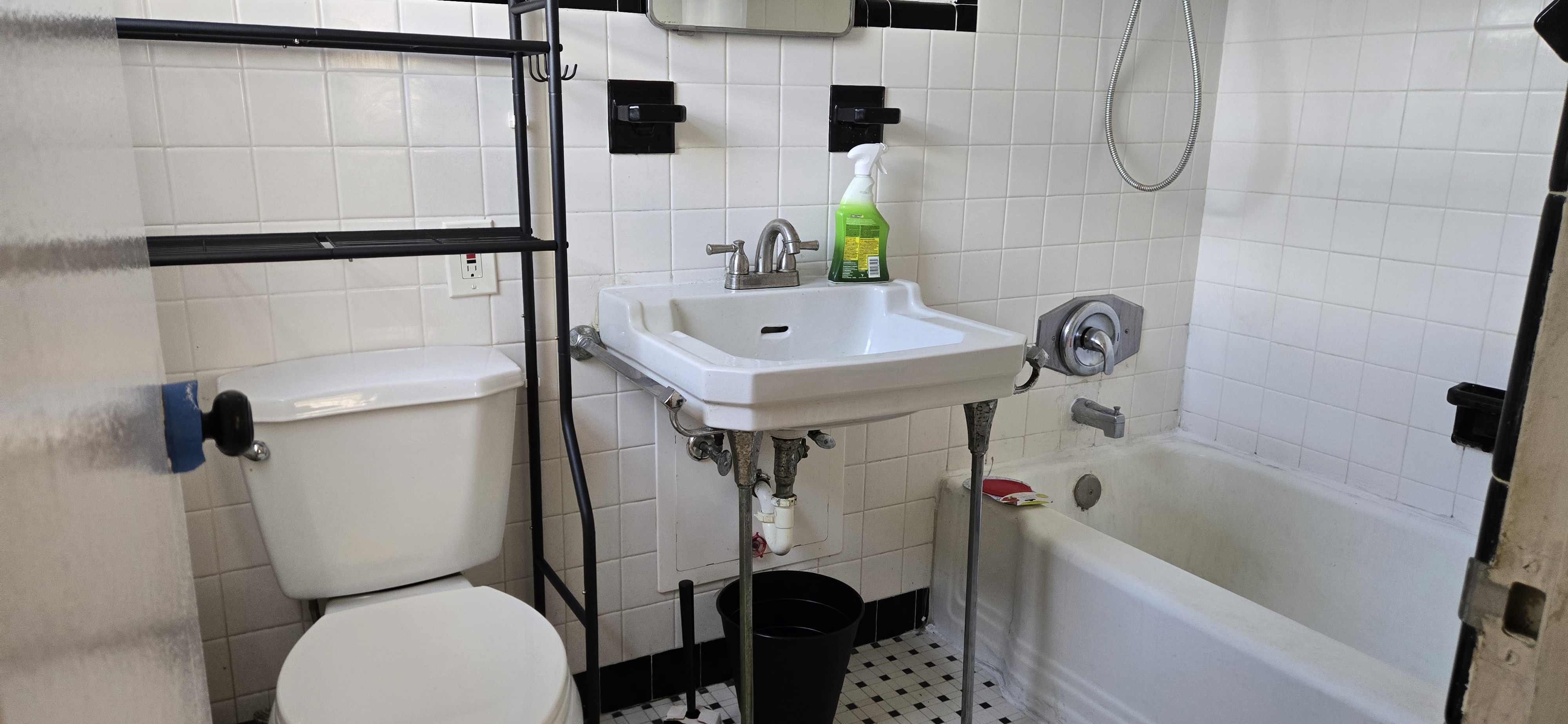 Spacious 1 bedroom 1 bath apart in well-kept vintage property - excellent central location 2 blocks from Young Circle! - Фото 5