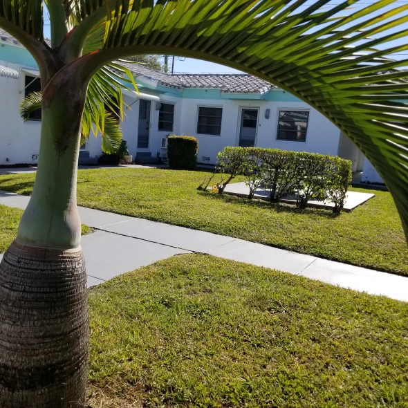 Spacious  1 bedroom 1 bath apart in well-kept vintage property - excellent central location  2 blocks from Young Circle!