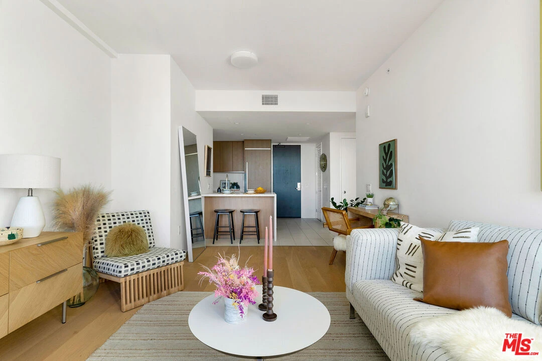 Luxuary down town high-rise condo