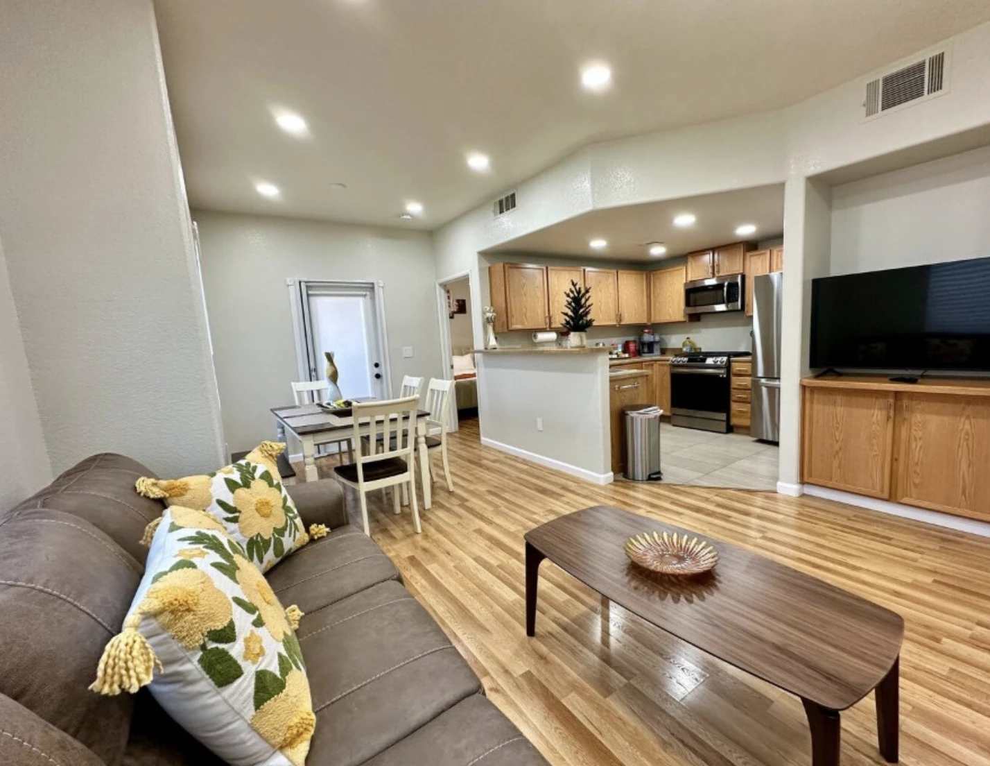 Fully furnished 2B, 2B Condo for rent