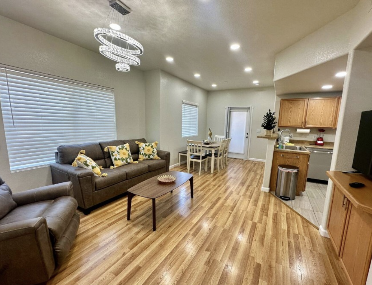 Fully furnished 2B, 2B Condo for rent - Фото 2