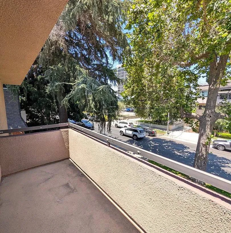 По соседству с топовой Sherman Oaks Elementary Charter! Договор с владельцем БЕЗ риелторских процентов.