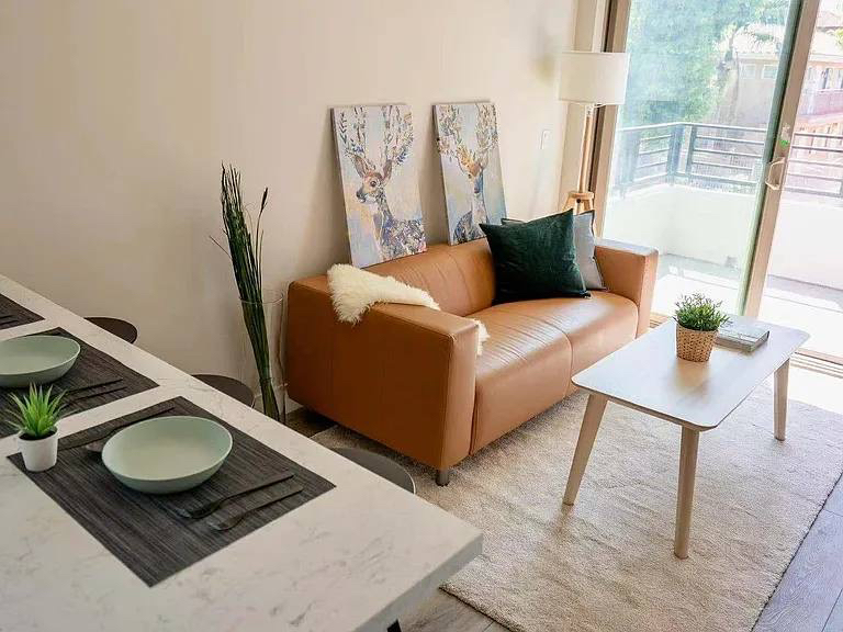 NoHo Arts District! Townhouse with garage and private rooftop deck! - Фото 2