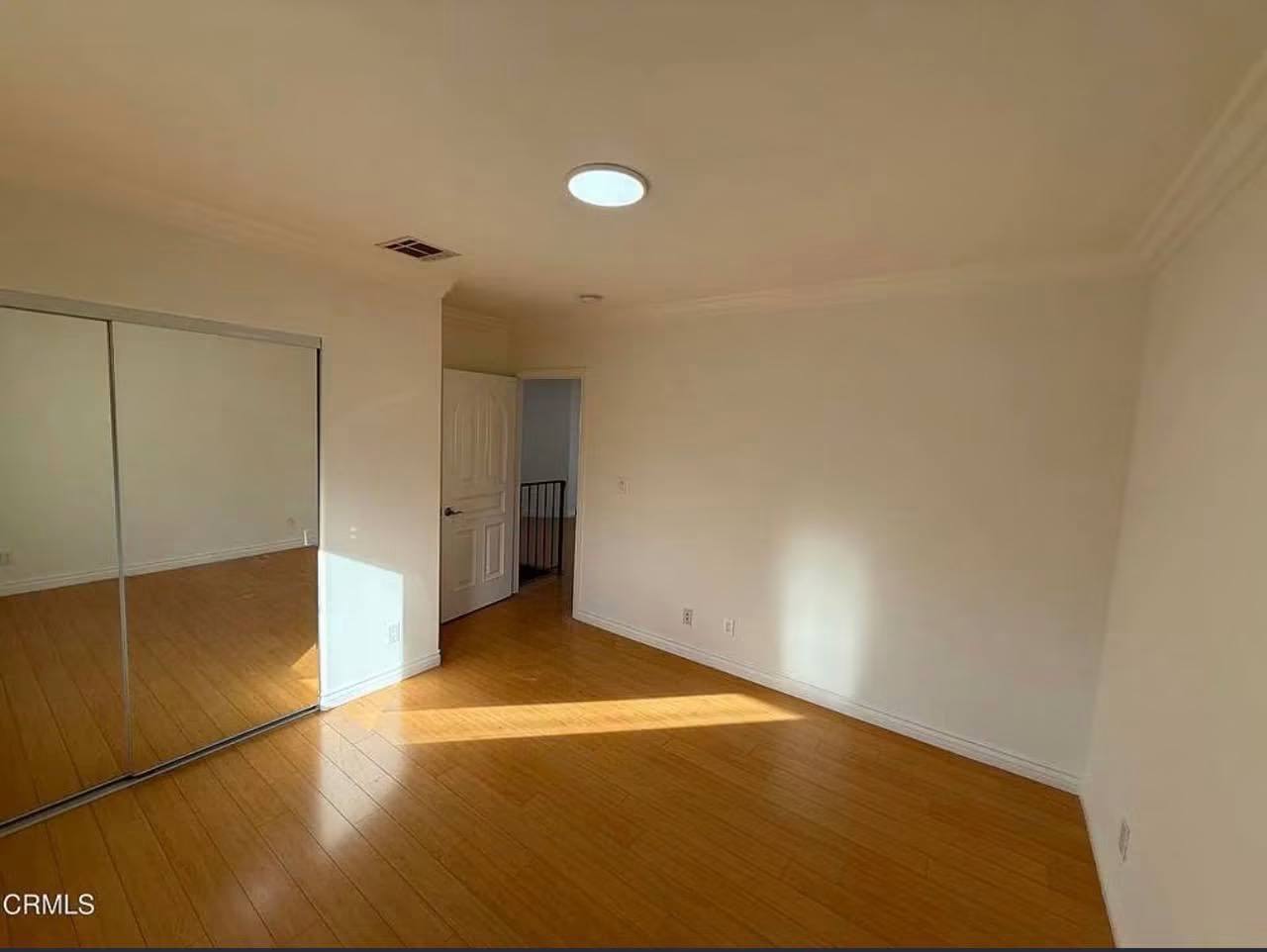 Сдается Master Bedroom и Bedroom в большом 2х этажном доме в Van Nuys - Фото 2
