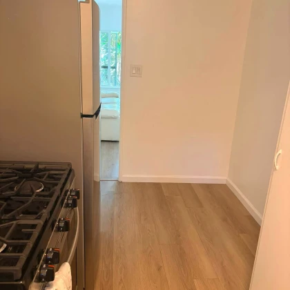 renting-out-a-spacious-leaving-room-in-west-hollywood-photo