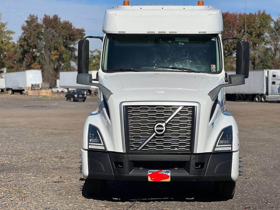 Volvo Vnl · Truck · Driven - Фото 2