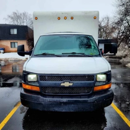 photo-prodaetsya-box-truck-chevrolet-2011