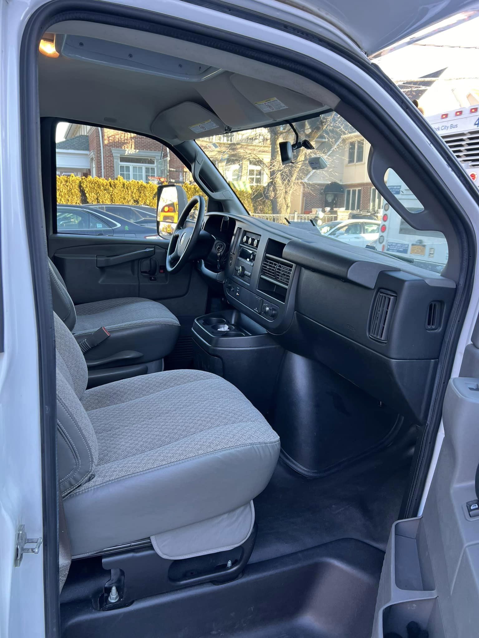Продается Box Truck GMC SAVANA 3500 (V8 6L 350hp) - Фото 4