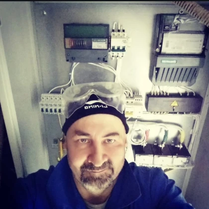 Власник зеленої карти, водійське посвідчення позашляховика штату Нью-Джерсі, досвід роботи електриком та екомерсом