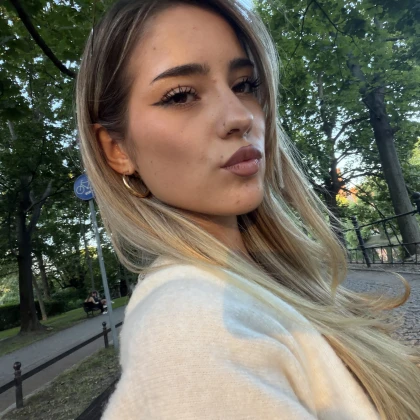 Помічниця