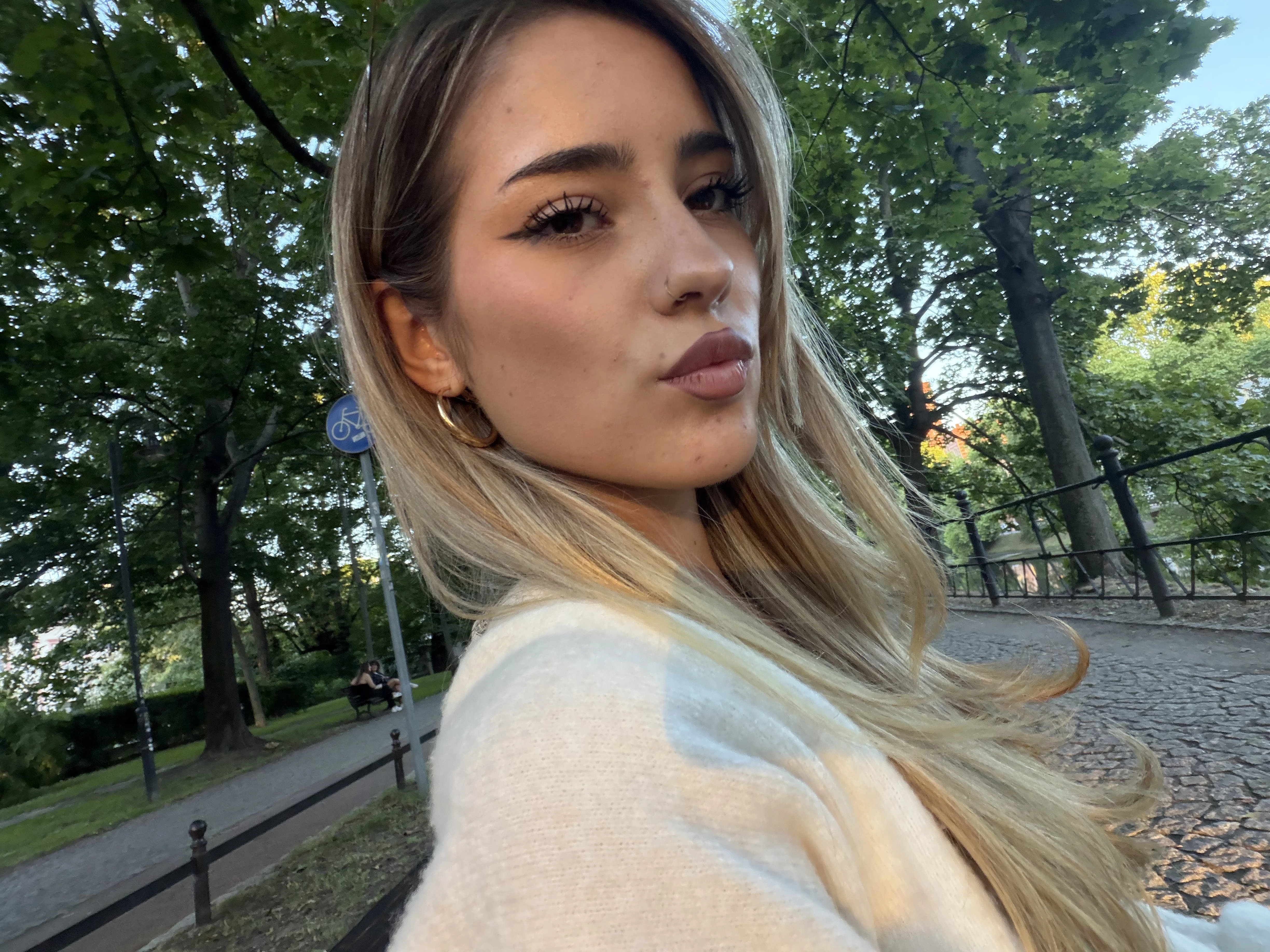 Помічниця