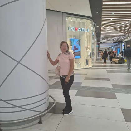 Сидела,ща пожылыми людьми