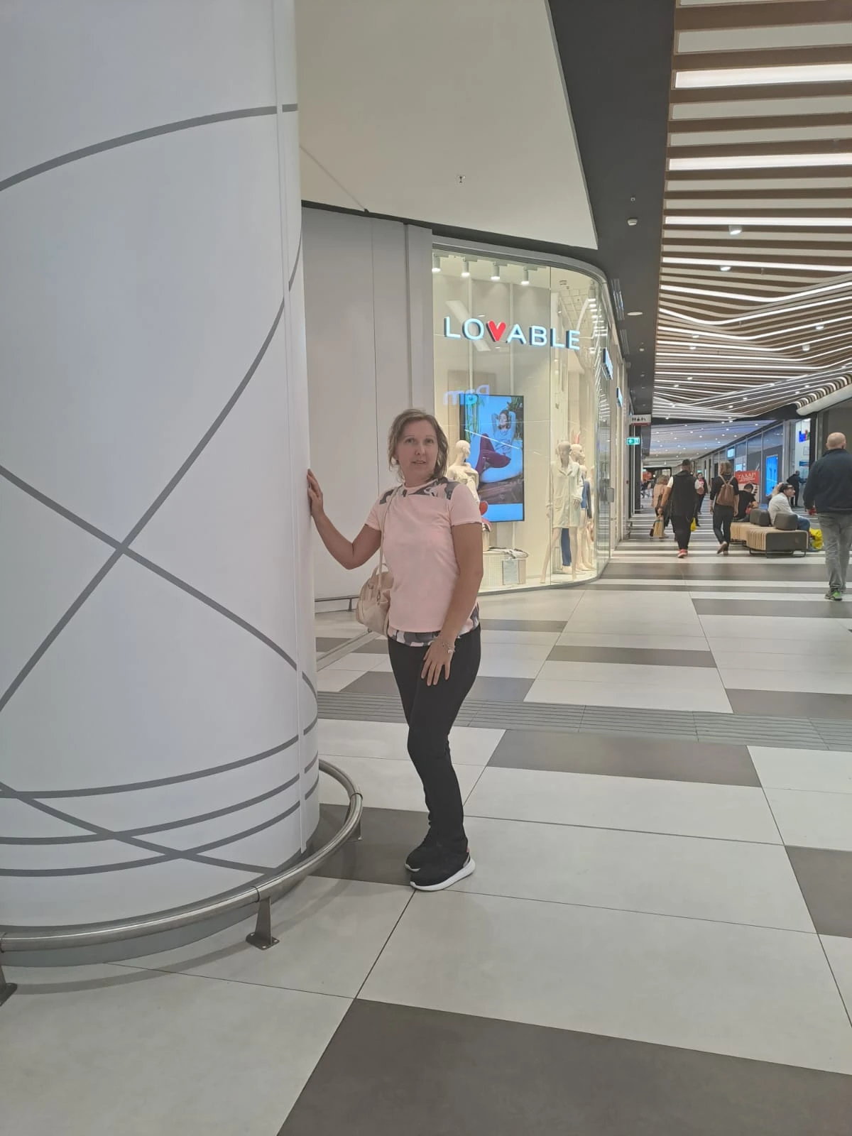 Сидела,ща пожылыми людьми